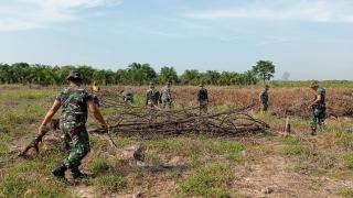 Danramil 06/Suak Hulu Kapten Arh Irwanto dan Anggota Siapkan Lahan Ketahanan Pangan