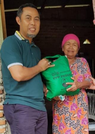 Sambil Bersilaturrahmi Zulhendri Berikan Sembako kepada warga