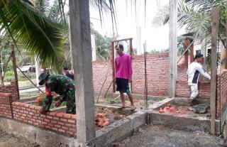 Babinsa Koramil 15/Kuala Kampar Bantu Masyarakat Pembuatan Rumah Huni di Wilayah Binaan