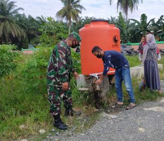 Babinsa Koramil 15/Kuala Kampar dan Polsek Kerumutan Terapkan Prokes di Pasar Tradisional