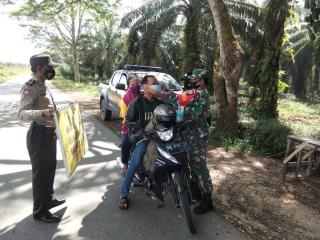 Anggota KORAMIL 14/KPN  dan Polsek Kepenuhan Himbau Prokes di Jalan Raya