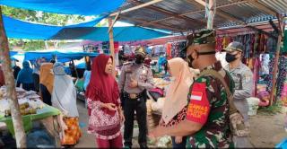 Babinsa Koramil 04/PKl.Kuras Turun ke Pasar Cek Harga Sembako