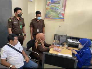 Kejari Kampar Eksekusi Denda 50 Juta, Terpidana Peningkatan Jalan Teluk Jering