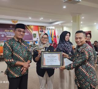 Pelaksana Kirab Pemilu 2024 di Provinsi Riau, KPU Kampar Terima Penghargaan Terbaik 1