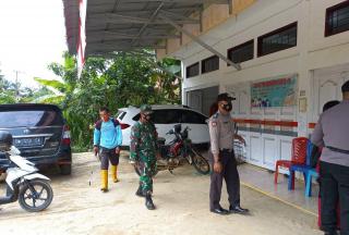 Babinsa Koramil 04/PKL Kuras Dampingi Tim Kesehatan Lakukan Penyemprotan Disinfektan