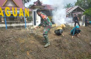 Koptu Yupriandi Bersama Warga Goro Bersihkan Halaman Kantor Desa