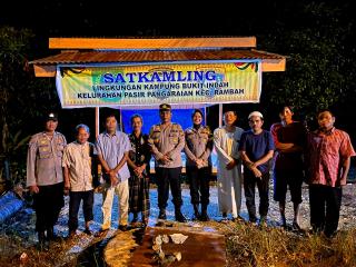 Konsisten Wujudkan Harkamtibmas, Kapolsek Rambah Sambang Satkamling Beri Bantuan Sarana Kontak