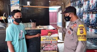 Bhabinkamtibmas Polsek Idi Rayeuk Bagikan Kalender Tahun 2022