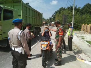 Operasi Yustisi Babinsa Bersama Polsek Edukasi Warga dan Bagikan Masker