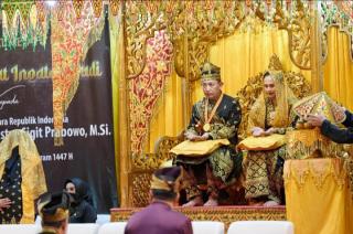 Bupati Bengkalis Hadiri Penganugerahan Adat Ingatan Budi dari LAM Riau Yang Diterima Kapolri