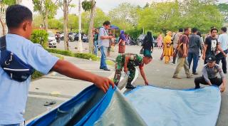 Unjuk Rasa, Aksi Dorong dan Pasang Tenda, Personil Gabungan Siaga