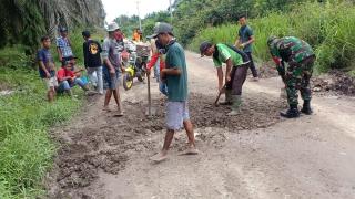 Bersama Warga, Babinsa Koramil 14/Kepenuhan Goro Perbaiki Jalan Rusak