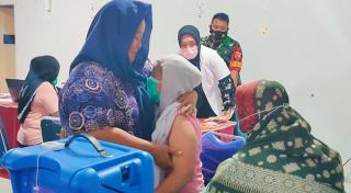 Setelah Dibujuk Akhirnya Napi Perempuan Ini Berhasil Divaksinasi