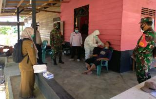 Babinsa Bersama Bhabinkamtibmas Dampingi Vaksinasi  Lansia di Tambusai Utara