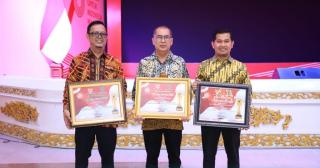 KI Riau Award 2023, Bupati Sukiman dan Peni Herawati Raih Anugerah Keterbukaan Informasi 2023