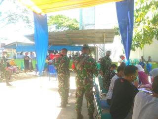 TNI di Rohul Laksanakan Vaksinasi Massal Pada Warga