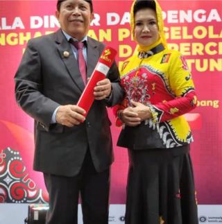 Peringatan Harganas Ke 30, Bupati Rohul Terima Penghargaan Manggala Karya Kencana