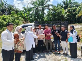 Bantuan Cairan Lateks Diserahkan Disbunnak Keswan Kampar Kepada Kelompok UPPB