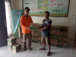 Jhon Pitte Alsi Camat Kuantan Hilir Serahkan Bantuan Banjir Untuk 1.505 Jiwa