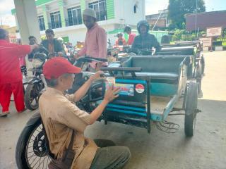 Berbagi BBM Gratis Pada Tukang Becak, Waka DPRD Kampar Fahmil Sampaikan Hal Ini