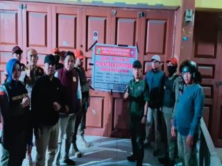 Satpol PP Kampar Tutup Paksa Warung Remang -Remang di Siak Hulu