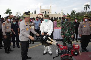 Gelar Kunker dan Baksos di Siak, Â Kapolda Riau Distribusikan 1300 Paket Bantuan Sembako.Â 