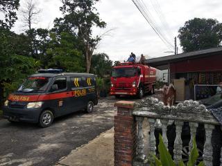 Polsek Tualang Dan Pemerintah Kecamatan Bersama PT. IKPP P LakukanÂ Penyemprotan Desainfektan