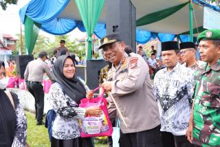 HUT PGRI dan HGN Ke 77, Kapolres Kampar Berikan Bansos Kepada 105 Guru Honorer