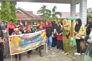 Ketua TP PKK Kampar Lepas Pawai Dalam Rangka Peringati Hari Pahlawan di SDN 006 Langgini