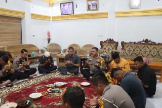 Kapolres Rohul Giat Cooling System Dengan Kades Sontang dan Tokoh Adat