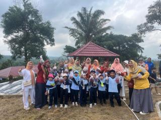 Kadis Pertanian Kampar Penen Cabai di Kebun Taman Agrowisata Stanum Bersama Murid TK Pertiwi