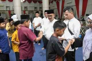 Pj Bupati Kampar Santuni Anak Yatim dan Lakukan Wirid Yasin Bersama Warga Dilingkungan Rumah Dinas