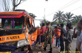 Babinsa Koramil 16/Tapung Bantu Evakuasi Korban Kecelakaan Bus di Petapahan