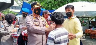 Ratusan Masker Dibagikan Kapolresta Pekanabaru Di Pasar Rumbai Pesisir