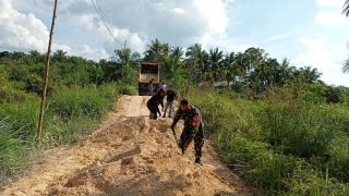 Agar Tidak Susah Dilalui, Babinsa Koramil 16/Tapung Bersama Warga Gotong Royong Timbun Jalan 