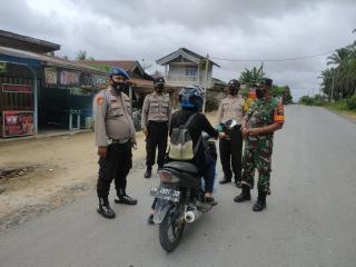 Perangi Covid-19 Babinsa Koramil 15/KK Tetap Gelar Ops Yustisi Razia Masker