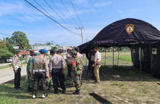 Babinsa Koramil 04/PKL Kuras Bersama Bhabinkamtibmas Dirikan Posko PPKM