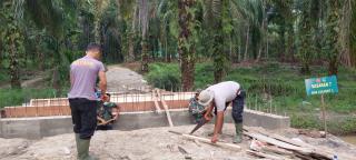 Satgas TMMD dan Warga Lanjutkan Pengecoran Box Culvert