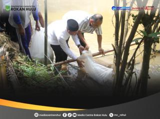 Bupati Rohul Hadiri Prosesi Penutupan Lubuk Larangan di Area Surau Suluk Al-Muqorrobah