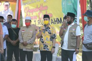 Gubernur Riau Saksikan Penyembelihan Sapi Kurban Presiden Joko Widodo