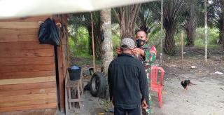 Bentuk Kepedulian Babinsa Koramil 07/Kampar Kodim 0313/KPR Bagi Masker Kepada Warga