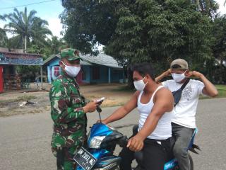 Bagi-bagi Masker, Babinsa Harap Pemungutan Suara Ulang Aman