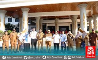 Penghargaan UHC Dari BPJS Kesehatan Wilayah II Diterima Pemkab Rohul