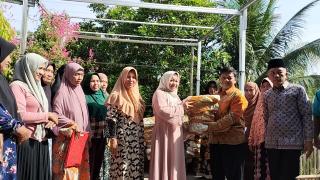 Waka DPRD Kampar Fahmil Bagikan Ratusan Kotak Sarang Kelulut dan Akan Ciptakan Kampung Galo Galo