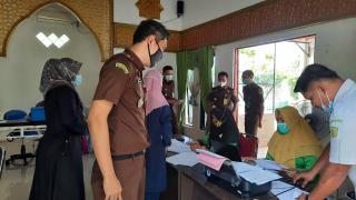   Kejari Kampar Laksanakan Vaksin Covid-19 Tahap II   BANGKINANG - Kejaksaan Negeri (Kejari) Kampar 