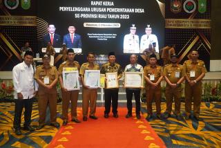 Bupati Sukiman Peroleh Penghargaan Dari KemenDes Dan PDTT RI