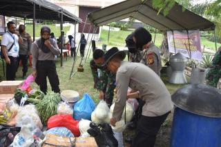 TNI-POLRI-Peduli-Kemanusiaan,-Sajikan-900-Nasi-Kotak-Untuk-Masyarakat-Terdampak-Covid-19