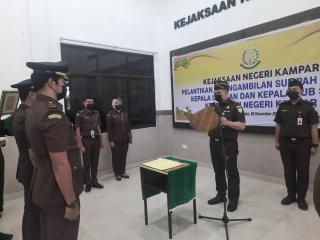 Kajari Kampar Lantik 2 Kasubsi Bidang Intelijen