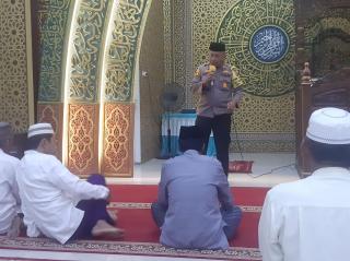 Kapolsek Bukit Raya Melaksanakan Sholat Subuh Berjamaah di Mesjid Shirathal Mustaqim