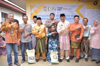 Beras BP-CBP 6,5 Ton Disalurkan Langsung Pj Bupati Kampar Kepada Masyarakat di Kuok